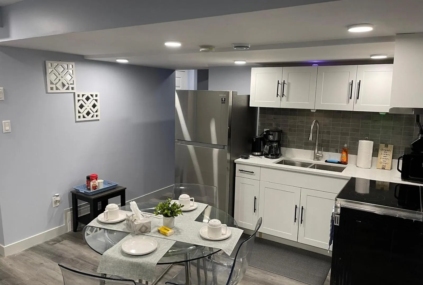 The Cozy Cove - Modern Private Basement Suite With Comfort & Charm, Free Parking, Wifi, Netflix Close To Airport & 18 Minutes To West Edmonton Mall Lägenhet