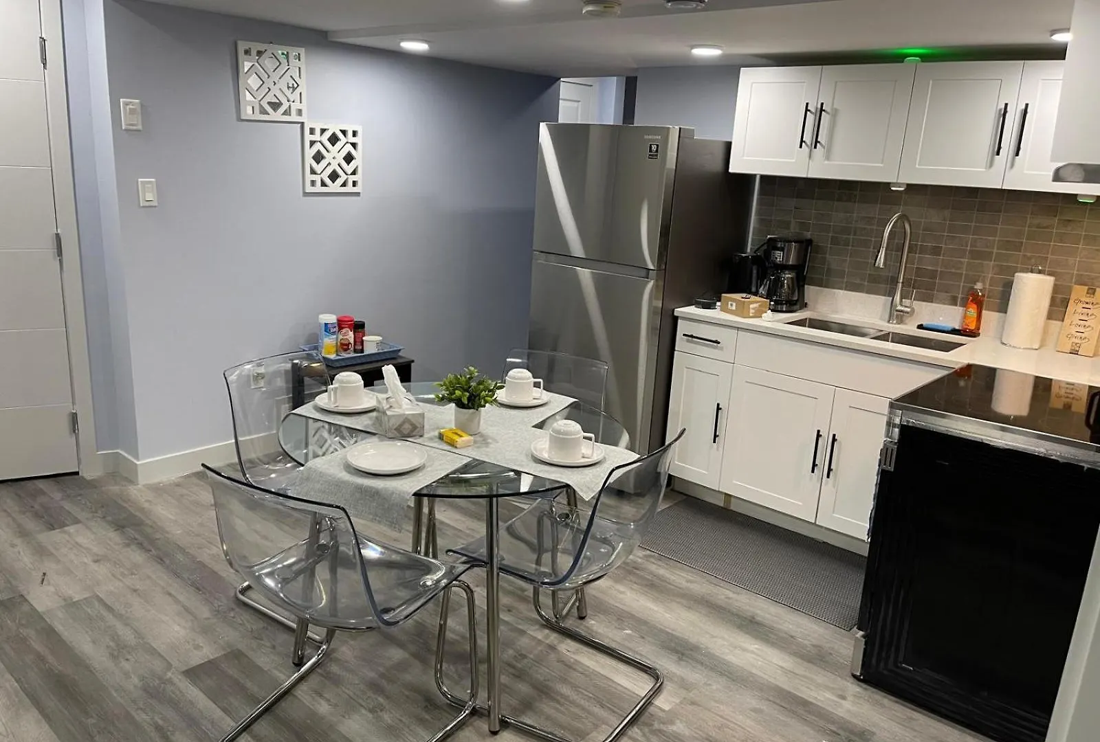 The Cozy Cove - Modern Private Basement Suite With Comfort & Charm, Free Parking, Wifi, Netflix Close To Airport & 18 Minutes To West Edmonton Mall Lägenhet