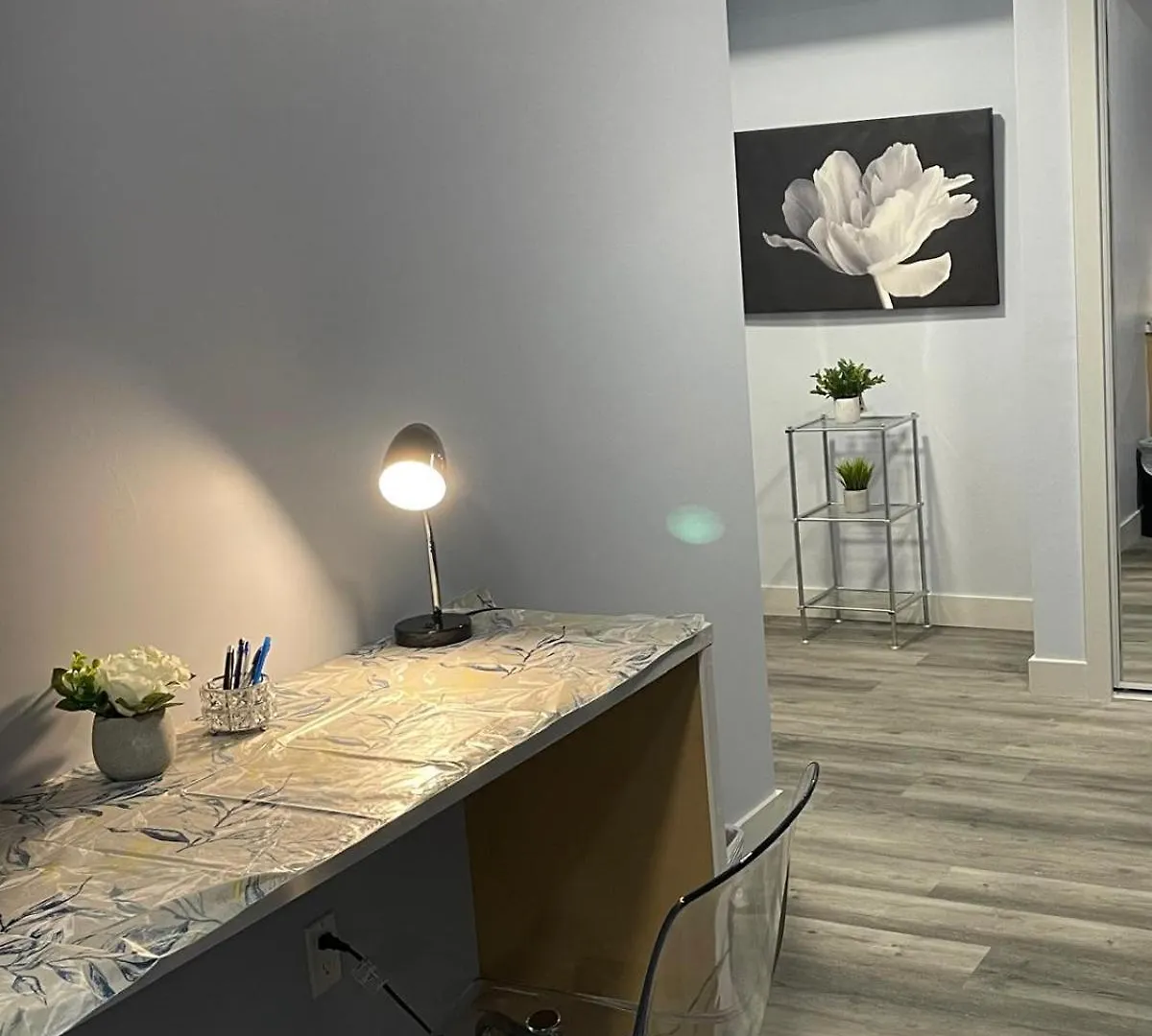 The Cozy Cove - Modern Private Basement Suite With Comfort & Charm, Free Parking, Wifi, Netflix Close To Airport & 18 Minutes To West Edmonton Mall 0*,  Kanada