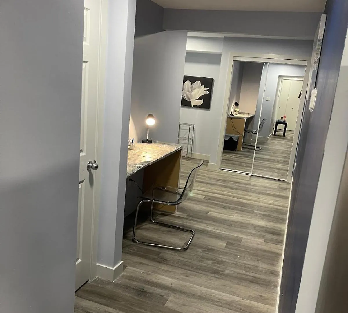 The Cozy Cove - Modern Private Basement Suite With Comfort & Charm, Free Parking, Wifi, Netflix Close To Airport & 18 Minutes To West Edmonton Mall