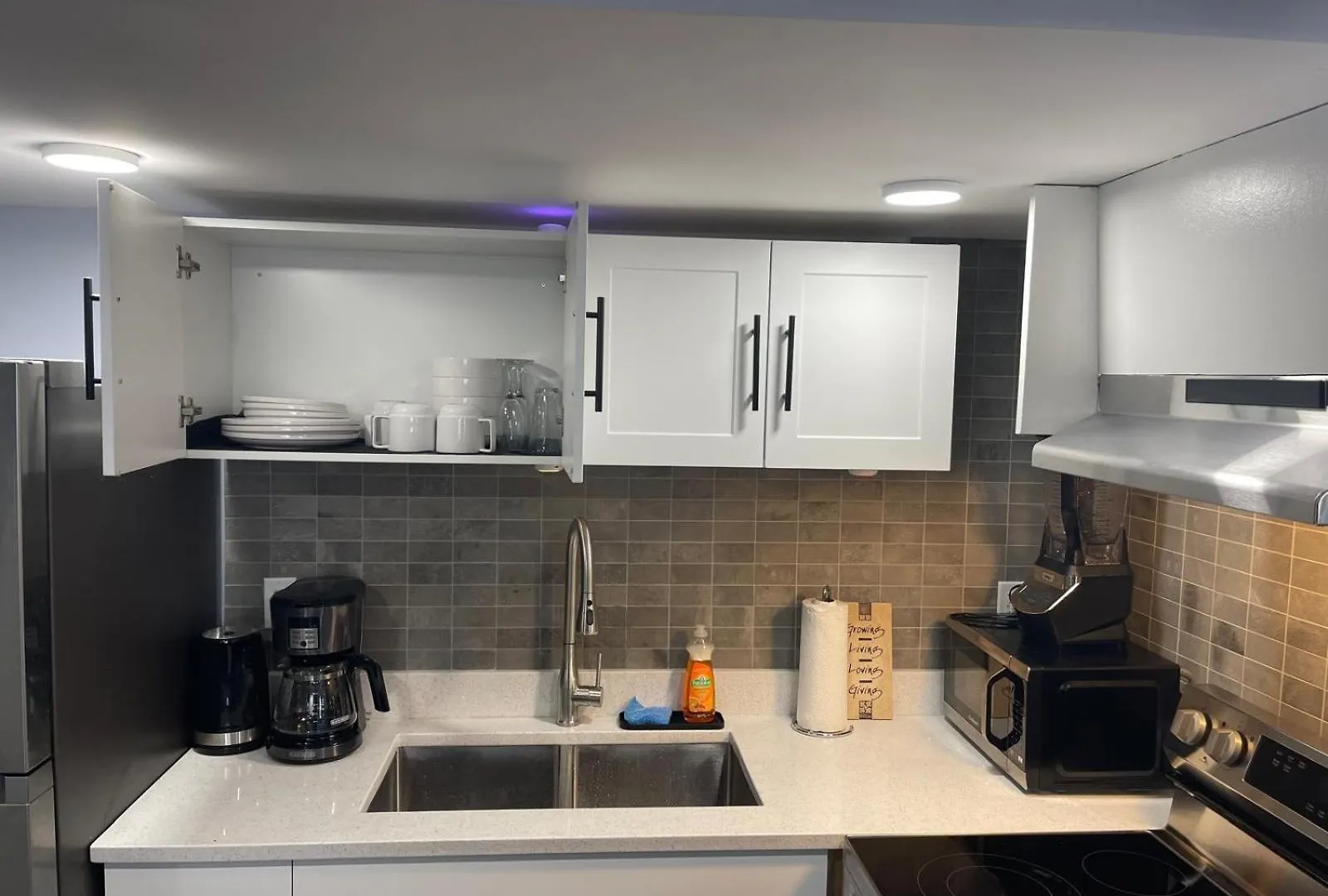Lägenhet The Cozy Cove - Modern Private Basement Suite With Comfort & Charm, Free Parking, Wifi, Netflix Close To Airport & 18 Minutes To West Edmonton Mall