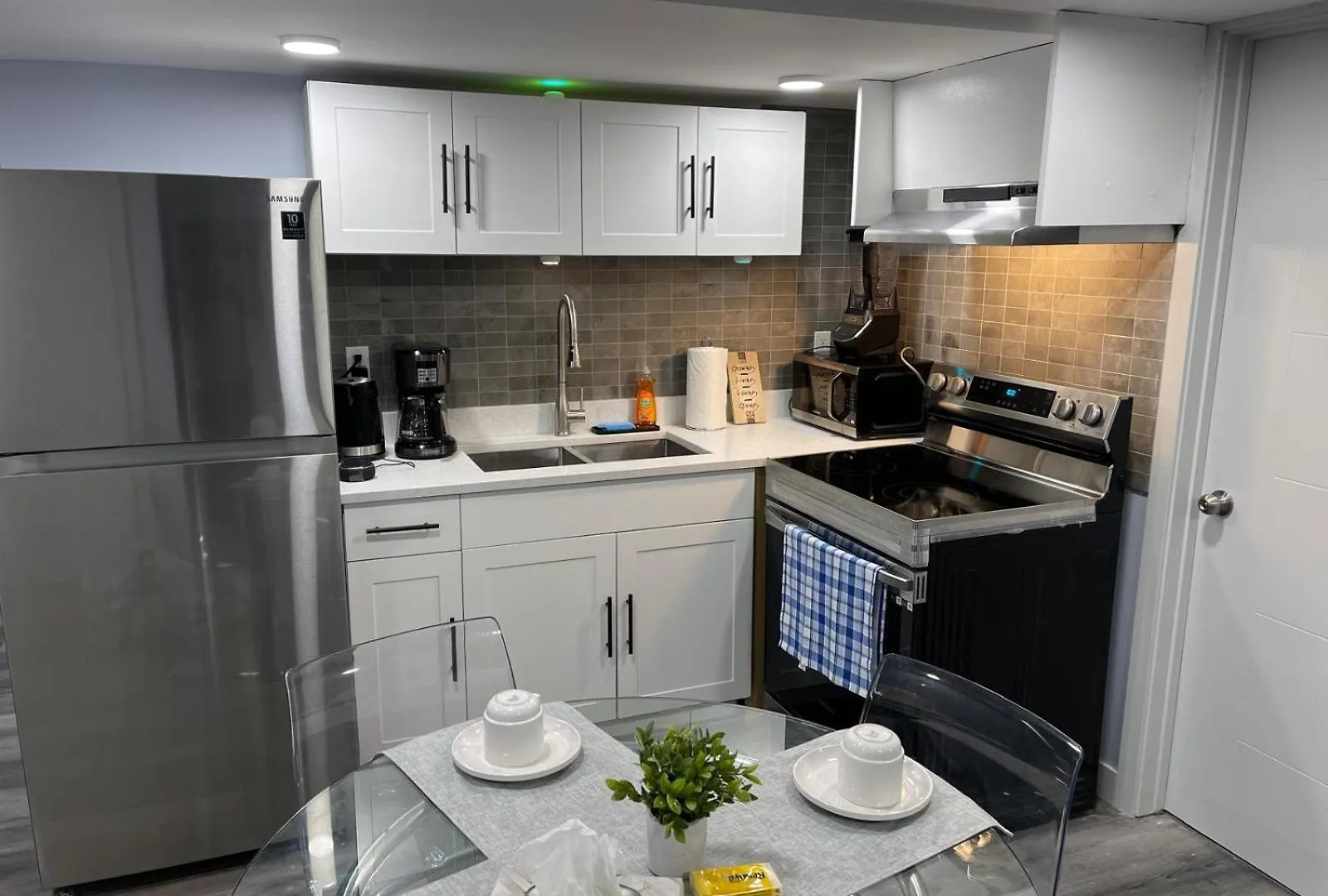 The Cozy Cove - Modern Private Basement Suite With Comfort & Charm, Free Parking, Wifi, Netflix Close To Airport & 18 Minutes To West Edmonton Mall