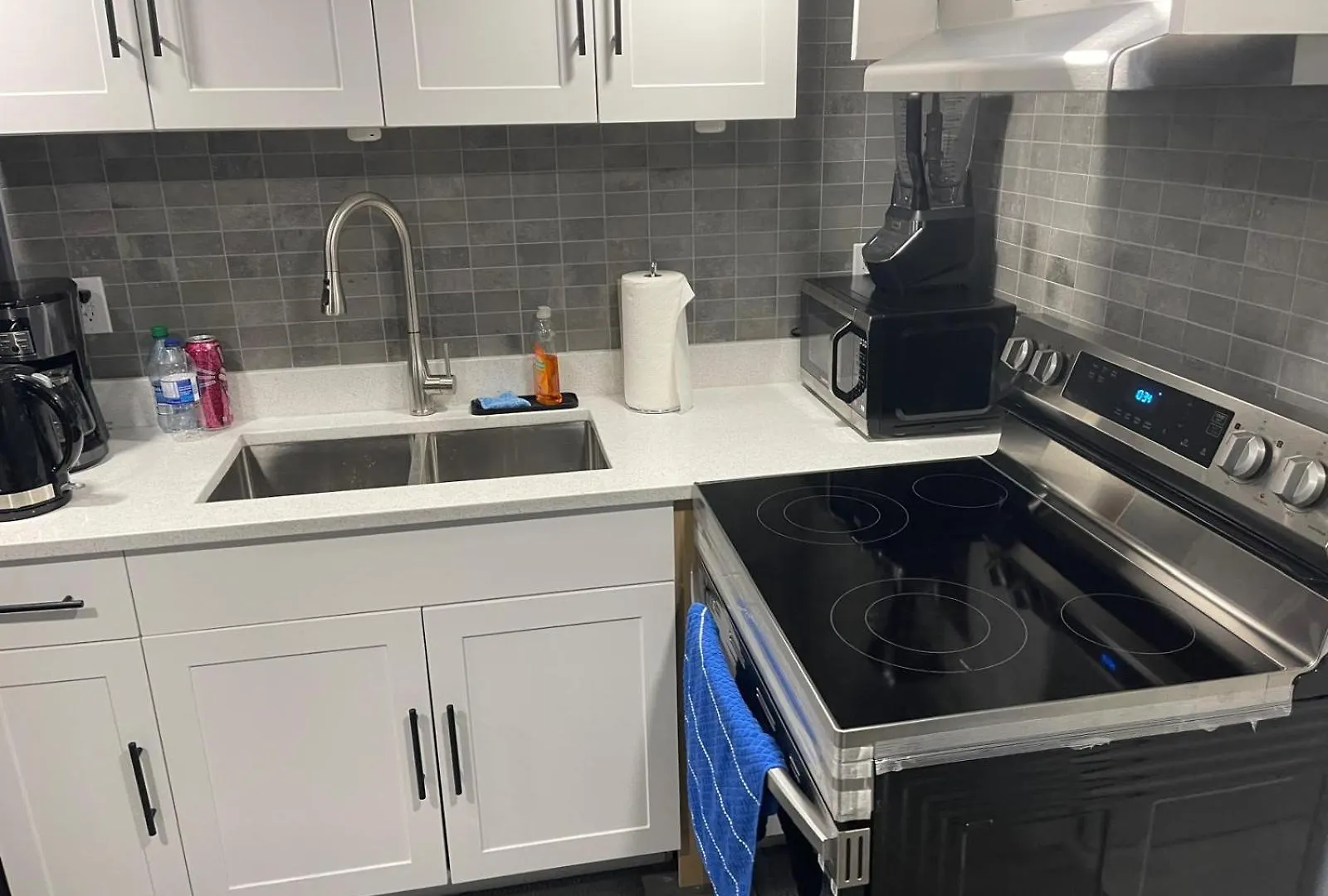 The Cozy Cove - Modern Private Basement Suite With Comfort & Charm, Free Parking, Wifi, Netflix Close To Airport & 18 Minutes To West Edmonton Mall Lägenhet