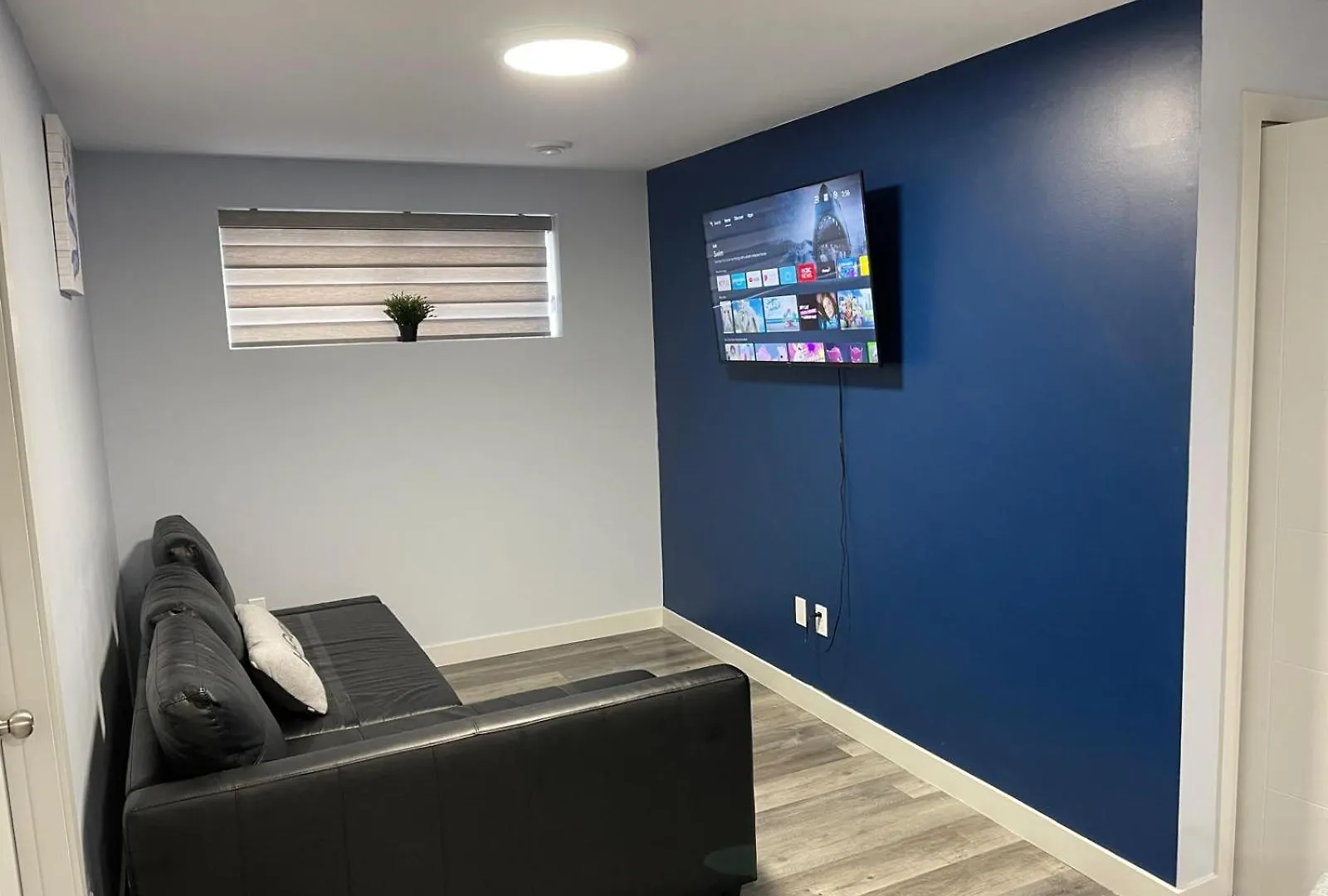 The Cozy Cove - Modern Private Basement Suite With Comfort & Charm, Free Parking, Wifi, Netflix Close To Airport & 18 Minutes To West Edmonton Mall