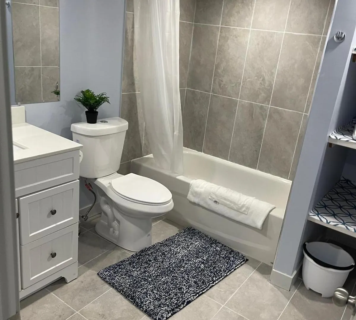The Cozy Cove - Modern Private Basement Suite With Comfort & Charm, Free Parking, Wifi, Netflix Close To Airport & 18 Minutes To West Edmonton Mall
