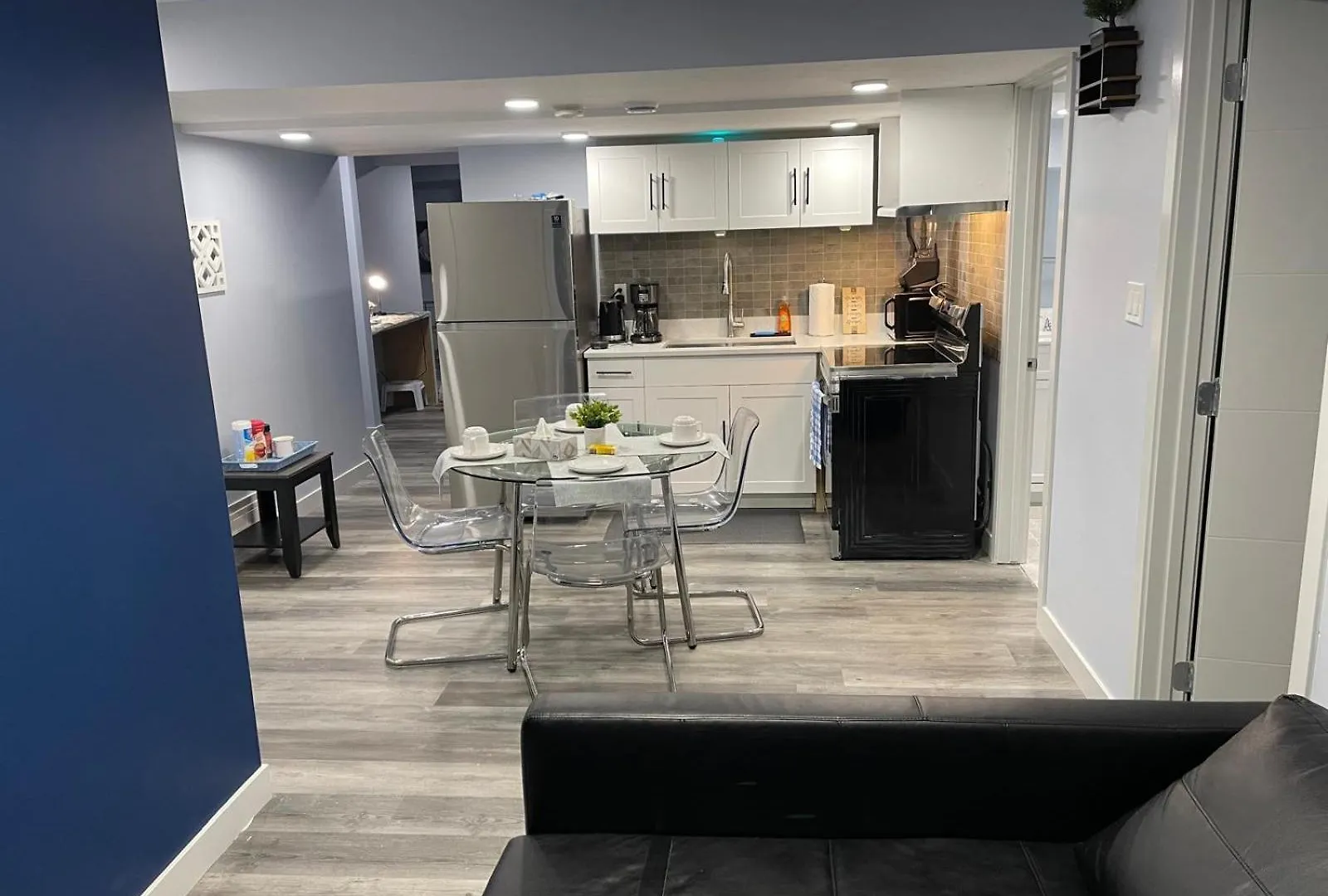 The Cozy Cove - Modern Private Basement Suite With Comfort & Charm, Free Parking, Wifi, Netflix Close To Airport & 18 Minutes To West Edmonton Mall 0*,  Kanada