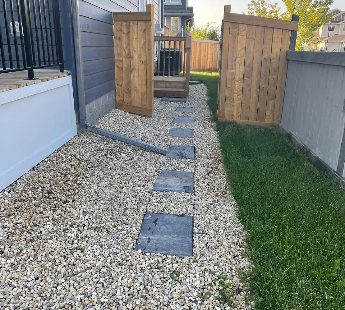 The Cozy Cove - Modern Private Basement Suite With Comfort & Charm, Free Parking, Wifi, Netflix Close To Airport & 18 Minutes To West Edmonton Mall