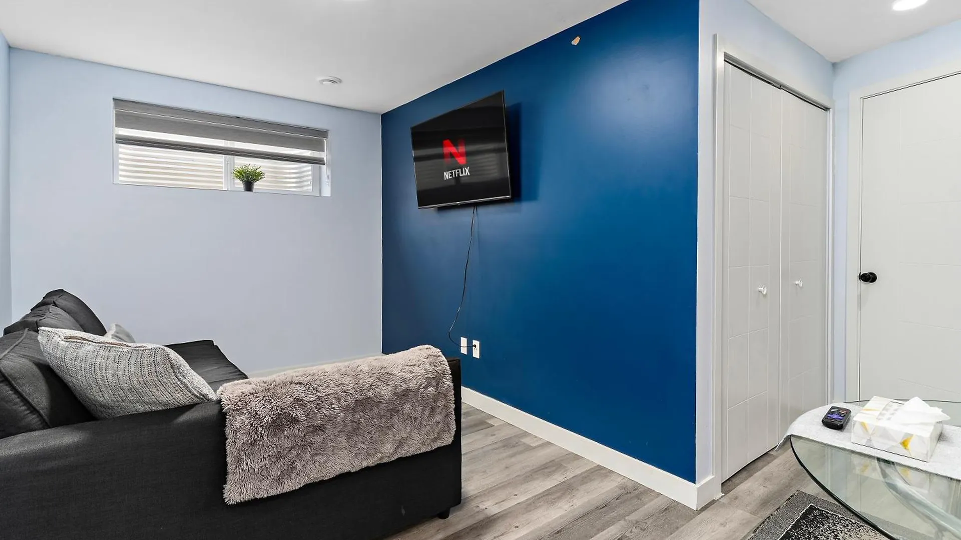 The Cozy Cove - Modern Private Basement Suite With Comfort & Charm, Free Parking, Wifi, Netflix Close To Airport & 18 Minutes To West Edmonton Mall Kanada