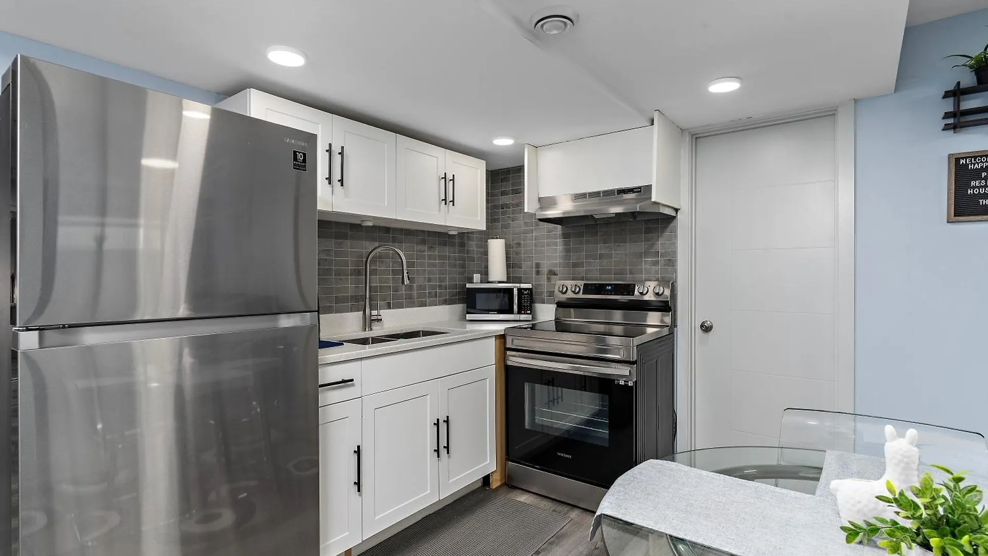 The Cozy Cove - Modern Private Basement Suite With Comfort & Charm, Free Parking, Wifi, Netflix Close To Airport & 18 Minutes To West Edmonton Mall 0*,  Kanada