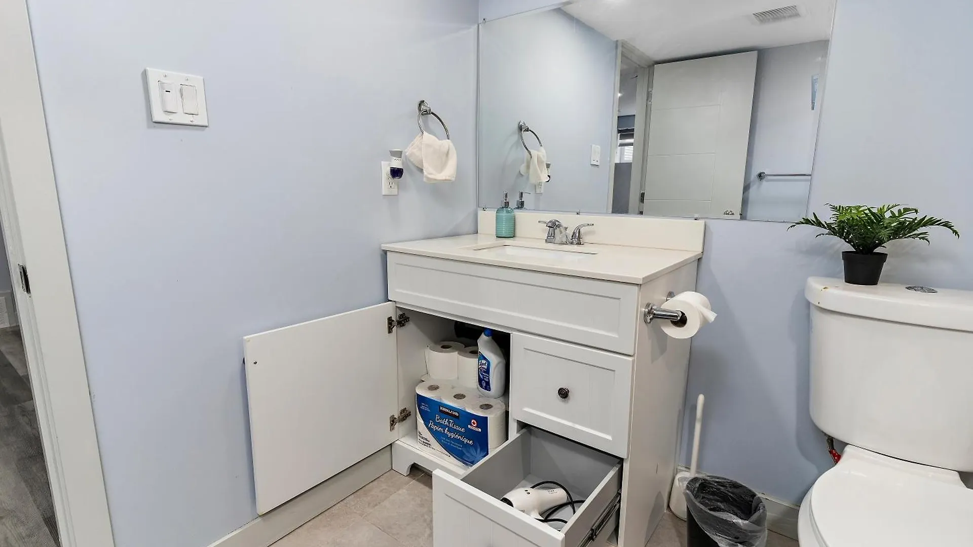 Lägenhet The Cozy Cove - Modern Private Basement Suite With Comfort & Charm, Free Parking, Wifi, Netflix Close To Airport & 18 Minutes To West Edmonton Mall Kanada