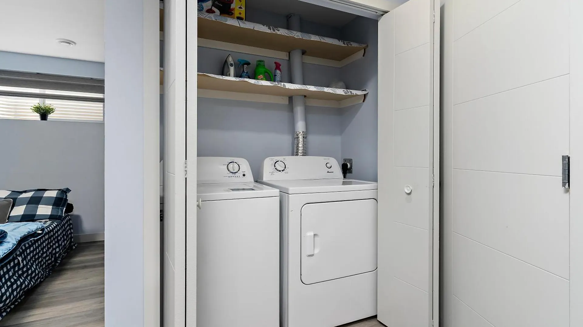 The Cozy Cove - Modern Private Basement Suite With Comfort & Charm, Free Parking, Wifi, Netflix Close To Airport & 18 Minutes To West Edmonton Mall